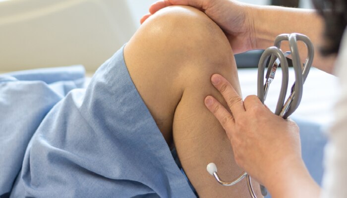 Knee arthroscopy: गुडघ्याची आर्थ्रोस्कोपी म्हणजे काय? रूग्णांना &#039;असा&#039; होतो फायदा