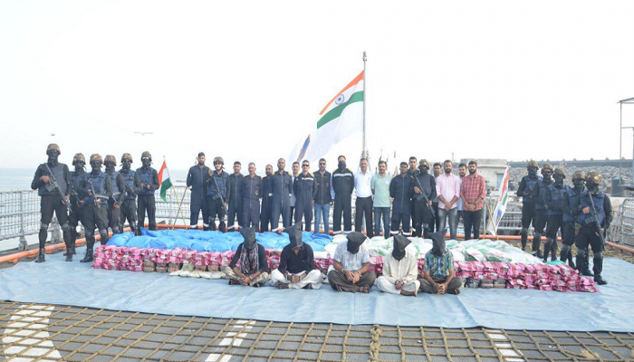 Gujarat News : टीप मिळताच सूत्र हलली... गुजरातमध्ये रोखली सर्वात मोठी सागरी ड्रग्ज तस्करी; थरारक फोटो समोर 