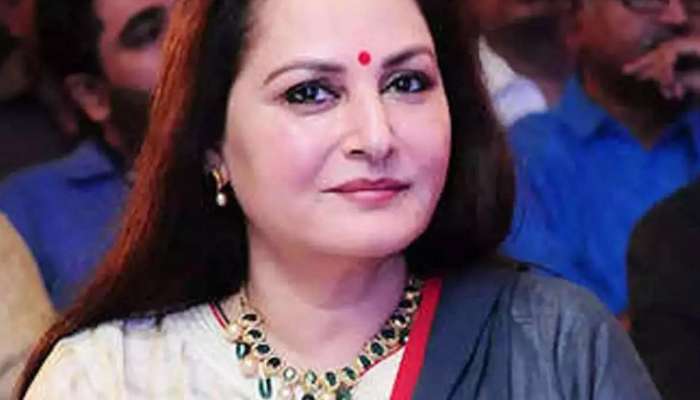 Jaya Prada: &#039;फरार&#039; घोषित झाल्यानंतर जया प्रदा अचानक कोर्टात पोहोचल्या; आधी ताब्यात घेतलं अन् नंतर...