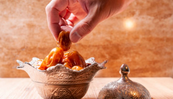 Ramadan 2024 : रमजानच्या दिवसात खजूर खाऊनच का सोडतात रोजा? 8 आरोग्यदायी फायदे