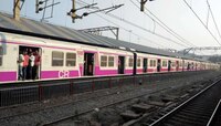 नशेत असल्याचे समजून लोकलच्या माल वाहतुक डब्यात टाकले, प्रवाशाचा मृत्यू, 2 पोलिसांवर 