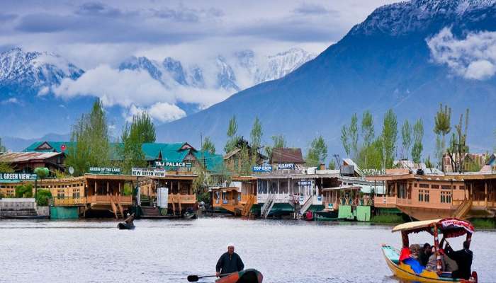 जम्मू काश्मिरमध्ये फिरायला जाणाऱ्या महाराष्ट्रातील पर्यटकांची खास सोय;  महायुतीचे सरकार बांधणार गेस्ट हाऊस