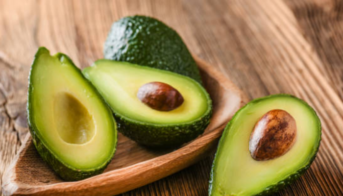 किडनीसाठी हानिकारक आहे Avocado, 'या' लोकांनी चार हात लांबच राहावं