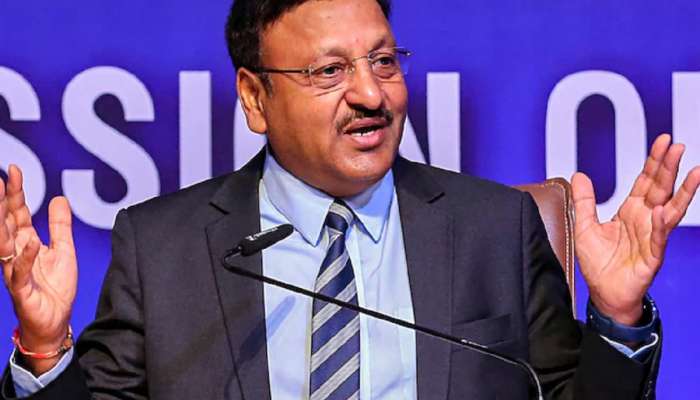 LokSabha: 'वफा खुद से नही होती...', EVM वरुन टीका करणाऱ्यांना निवडणूक आयुक्तांनी शायरीतून दिलं उत्तर