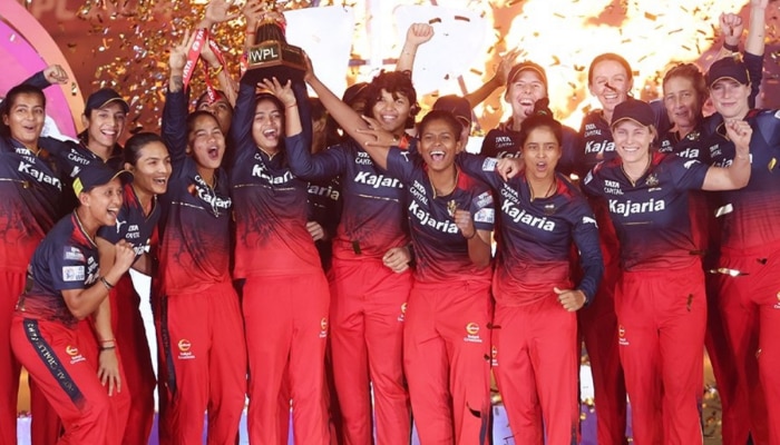 WPL 2024 Final : आरसीबीचा दुष्काळ संपला, पोरींनी करून दाखवलं; दिल्लीचा पराभव करत उचलली ट्रॉफी!