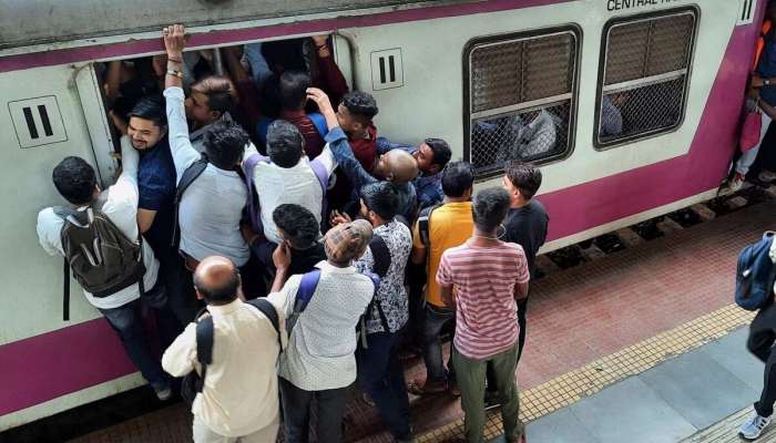 ज्येष्ठ नागरिकांचा प्रवास आता आरामदायी होणार, मुंबई लोकलमध्ये करण्यात आले मोठे बदल