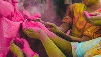 Holi2024:होळीमध्ये वापरले जाणारे केमिकल रंग देतात अनेक आजारांना आमंत्रण,वाचा सविस्तर