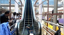 नाकापेक्षा मोती जड! मध्य रेल्वेचा एस्केलेटर देखभालवरील कोट्यावधीचा खर्च