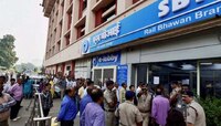 SBI च्या करोडो ग्राहकांसाठी मोठी बातमी! तुमचंही खात असेल तर जाणून घ्या