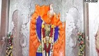 होळीनिमित्त सप्तशृंगी मंदिरात  द्राक्षांची सुंदर सजावट