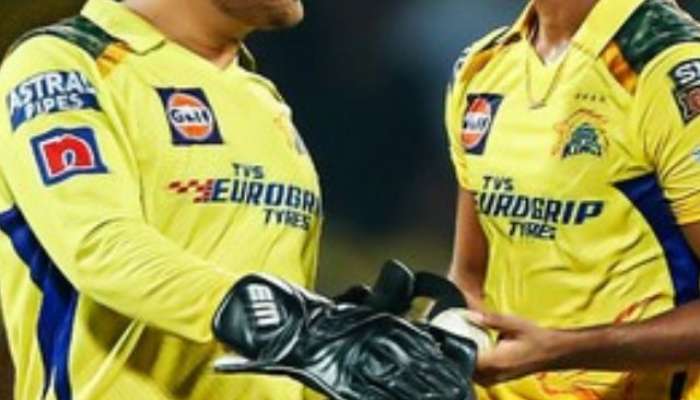 Matheesha Pathirana touches MS Dhoni's feet