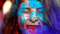 खूप दिवस होऊनही होळीचा रंग जात नाही, मग करा 'हे' घरगुती सोपे उपाय 