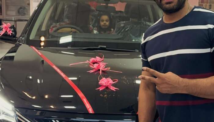 Marathi Actor Hardeek Joshi buy new Mahindra XUV 700 car gift to father birthday 