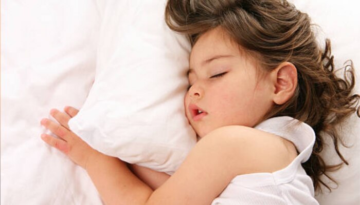 लहान मुलं झोपेत पाय का हलवतात? तज्ज्ञांकडून कारण आणि उपाय जाणून घ्या 