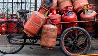 LPG Gas Price: एकदोन नव्हे, तब्बल 30.50 रुपयांनी गॅस सिलेंडर स्वस्त