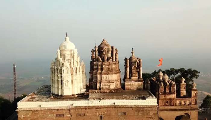 महाराष्ट्रातील एकमेक ठिकाण जिथे आहे स्त्रीच्या वेशभूषेत गणपतीची मूर्ती; मशिदीप्रमाणे दिसणारे प्राचीन हिंदू मंदिर 