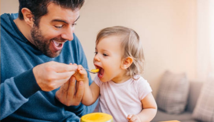बाळाला पहिल्यांदाच आंबा खायला देणार आहात? डॉक्टरांनी सांगितलेल्या पद्धतीमुळे मिळेल डबल पोषण 