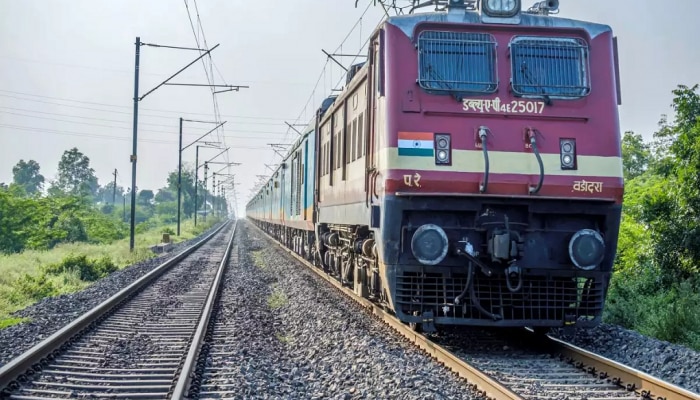 Indian Railway च्या स्लीपर तिकीटावर करा AC चा प्रवास, आहे की नाही बंपर लॉटरी? पाहा... 