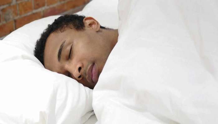 पाच तासांपेक्षा कमी झोप किती धोकादायक? जाणून घ्या साईड इफेक्ट्स