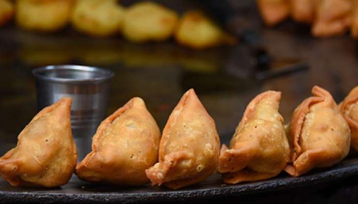 पुण्यात कंपनीच्या कँटिंगमधील समोशात सापडलं कंडोम आणि गुटखा; सत्य समोर आल्यानंतर सगळेच हादरले