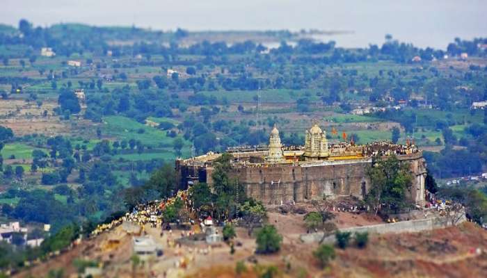 महाराष्ट्रातील रहस्यमयी खंडोबा मंदिर! जेजुरी गडावर खरचं नऊ लाख पायऱ्या आहेत का? 