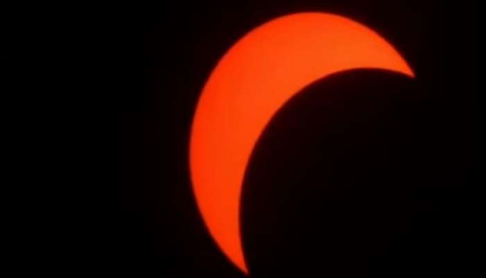 Solar Eclipse Live Photos : सूर्याने चंद्राला झाकले!  54 वर्षानंतर पहिल्यांदाच तब्बल साडे पाच तासांचे  दुर्मिळ सूर्यग्रहण 