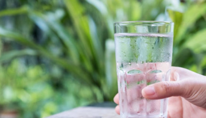 उन्हाळ्यात थंड पाणी पिताय? शरीरावर होतोय घातक परिणाम