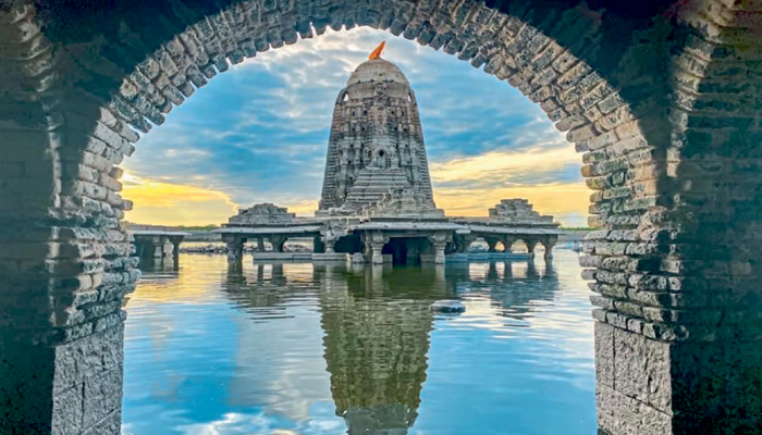 VIDEO : गेल्या 46 वर्षात फक्त 5 वेळा दिसलं महाराष्ट्रातील 'हे' मंदिर, अद्भूत नजारा पाहून तुम्ही व्हाल अवाक्