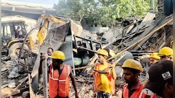 'जसे गाळे पाडले तसेच पुन्हा बांधून द्या'; BMC ने केलेल्या कारवाईवरुन हायकोर्ट संतप्त