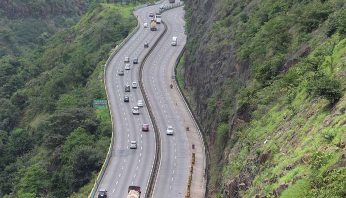 मुंबई-पुणे एक्सप्रेसवेवर 'या' वेगाने करावा लागणार प्रवास, अन्यथा...