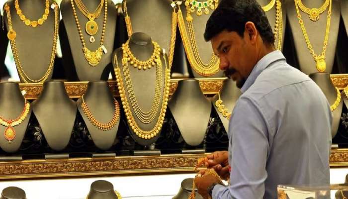 Gold Rate: उच्चांक गाठलेल्या सोनं, चांदीच्या दरात घसरण, पाहा तुमच्या शहरातील आजचे दर