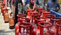 LPG Price Cut : सिलेंडर 'इतक्या' रुपयांनी स्वस्त