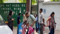 दिल्लीतल्या 80 शाळा बॉम्बने उडवून देण्याची धमकी, षडयंत्र की खोडसाळपणा?