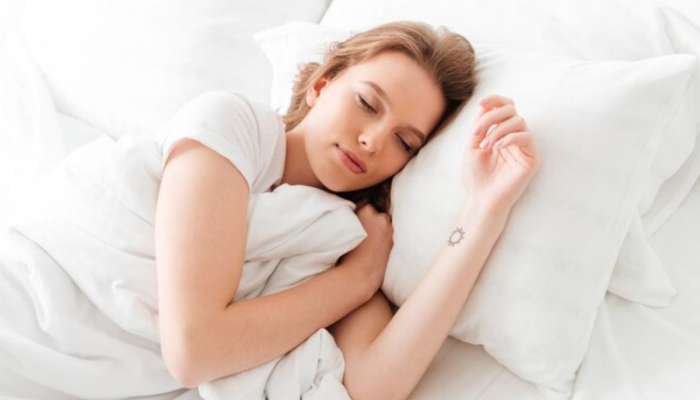 Right Sleeping Position: डाव्या की उजव्या? रात्री कोणत्या बाजूने झोपावे, सर्वांना पडणाऱ्या प्रश्नाचे उत्तर!