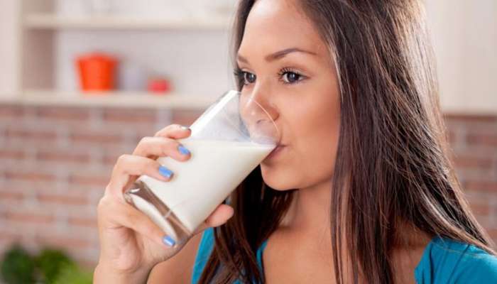24 तासांत किती दूध प्यावे? जास्त दूध पिणे पडू शकते महागात, फायद्याऐवजी होईल नुकसान