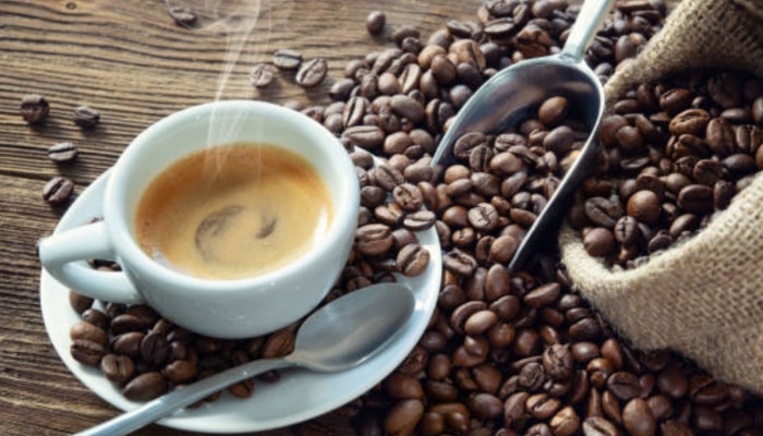 कॉफी सकाळी की रात्री कधी पिणे योग्य आहे ? गोंधळात असाल तर जाणून घ्या सत्य