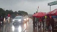 अवकाळी पावसामुळे उकाड्याने हैराण झालेल्या नागरिकांना दिलासा, शेतकऱ्यांचे नुकसान