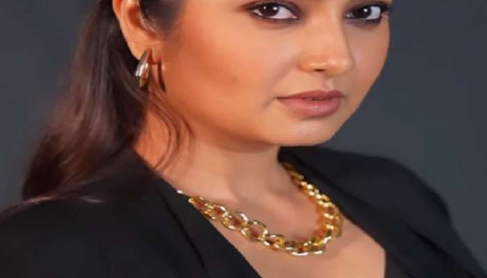 Prajakta mali, Prajakta mali carried classy look, Prajakta mali glamorous photo, 