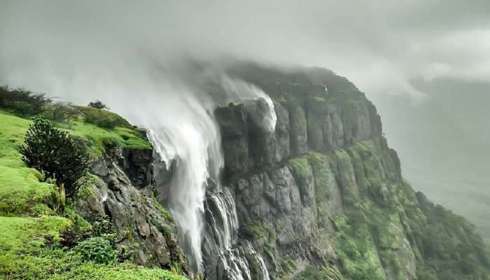 महाराष्ट्रातील एकमेव ठिकाण जिथे गुरुत्वाकर्षणाचा नियम ठरतो फेल! आकाशाच्या दिशने वाहणारा धबधबा