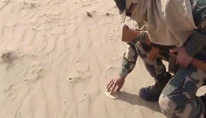 Video : भारत- पाक सीमेवर BSF जवानानं वाळूत भाजला पापड, सूर्य आग ओकत असताना सैनिक देशाच्या सीमेवर तैनात