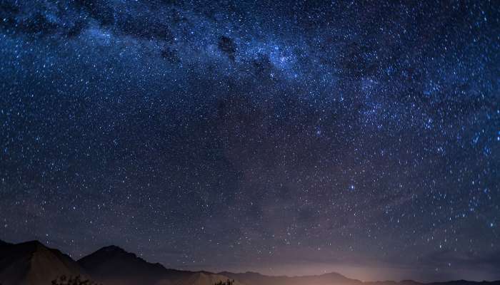 PHOTO: महाराष्ट्रातील इंटरेस्टिंग ठिकाणं... अमावस्येच्या रात्री आकाशात दिसतो निसर्गाचा अद्भूत चमत्कार