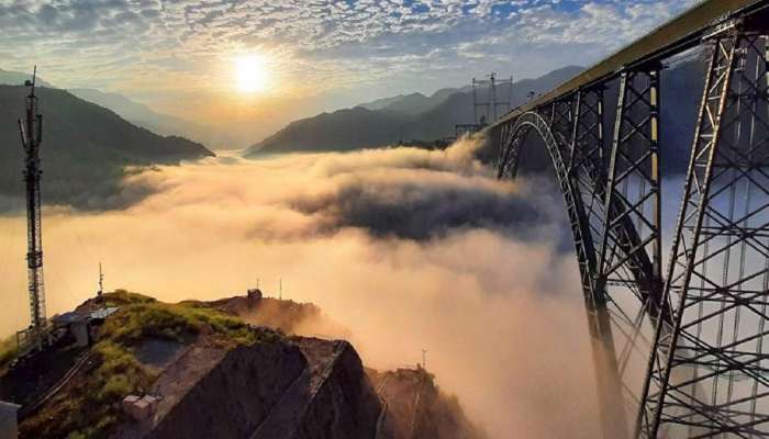 ढगांवर तरंगणारा जगातला सर्वात उंच रेल्वे पूल! भारतीय इंजिनियर्सची कमाल, पॅरीसचा आयफेल टॉवरही याच्यापुढे खुजा ठरेल