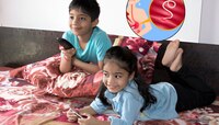 मुलांना जंत होण्यामागे टीव्ही आणि मोबाईल जबाबदार? डॉक्टरांनी दिला सल्ला; ही सवय कशी 