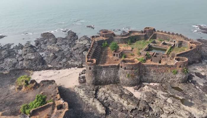 Shivrajyabhishek Din 2024 : मुरुड जंजिराला टक्कर देतोय छत्रपती शिवाजी महाराजांनी समुद्रात बांधलेला &#039;हा&#039; भव्य किल्ला