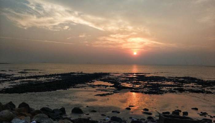 रुपेरी वाळू, सोनेरी लाटा... नवी मुंबईतील सिक्रेट समुद्र किनारा; एकदा तरी नक्की प्लान करा