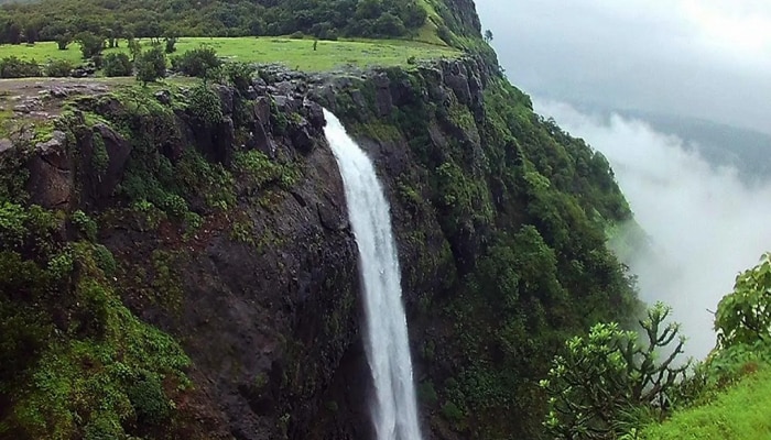 Monsoon Trips : कधी नावही ऐकलं नसेल अशा धबधब्यांची यादी; इथं येऊन परतीची वाट विसराल