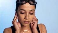 पोहताना कानात पाणी जातंय? Swimmer's ear चा बळावेल धोका, पाहा लक्षणं