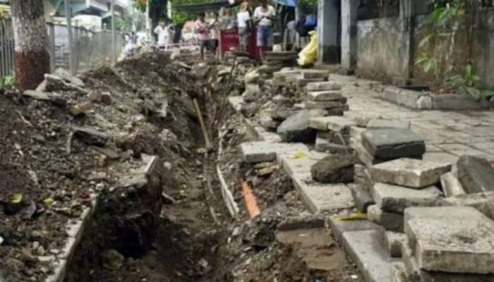 दादरचा फुटपाथ पालिकेने नव्हे चोरांनीच खोदला, दिवसाढवळ्या 7 लाखांची चोरी, पण हे घडलं कसं?