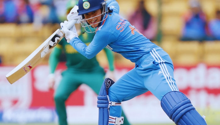 विराटच्या मैदानावर Smriti Mandhana चं झुंजार शतक, &#039;या&#039; यादीत मिळवलं मानाचं स्थान