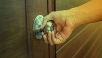रात्री उशिरा लेकीच्या खोलीतून आवाज आल्याने घरच्यांना संशय आला अन्..., त्यांनी दरवाजा